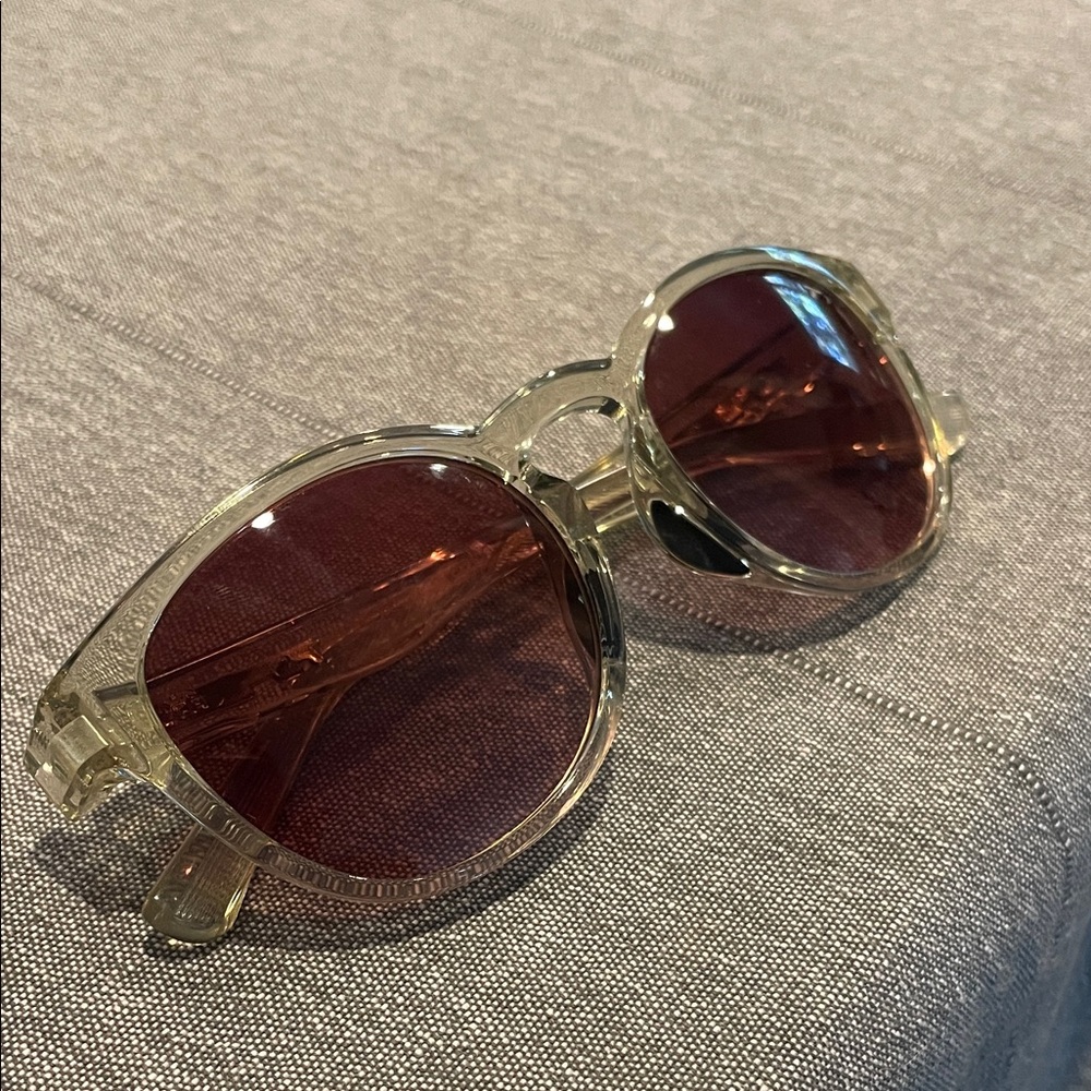 Tifosi Optics Sunglasses with Burgundy Lenses. SVAGO model.